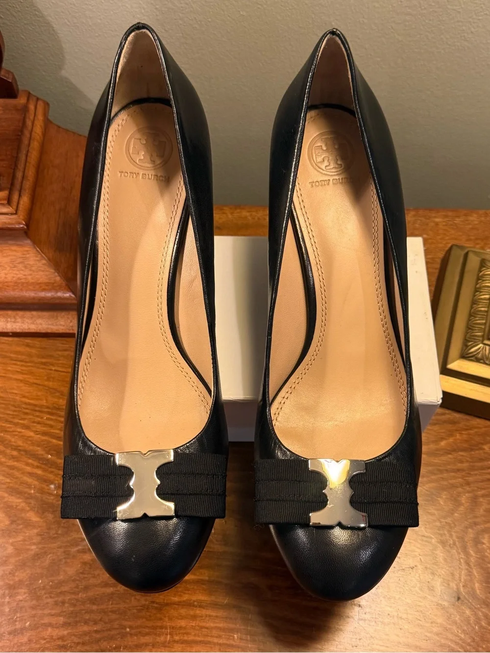 Tory Burch Black Leather Gold Gemini Link Bow Wedge Pumps Size 10.5